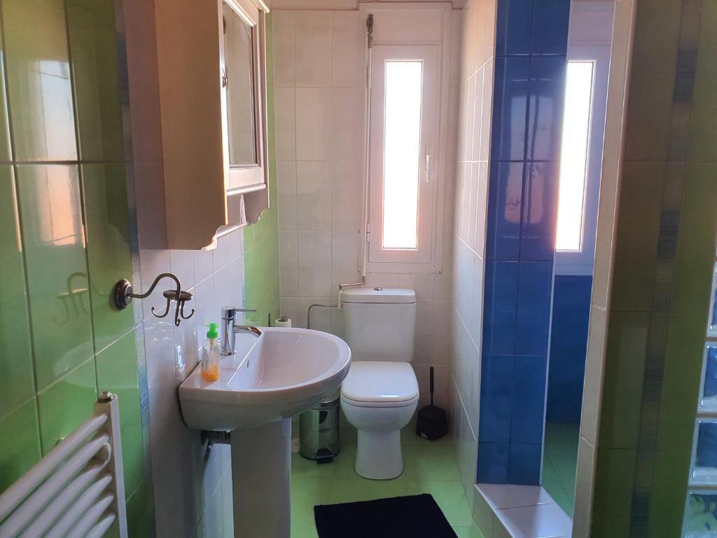 Anemos Surf View — sea-view beachfront apartment in Artemida, Greece