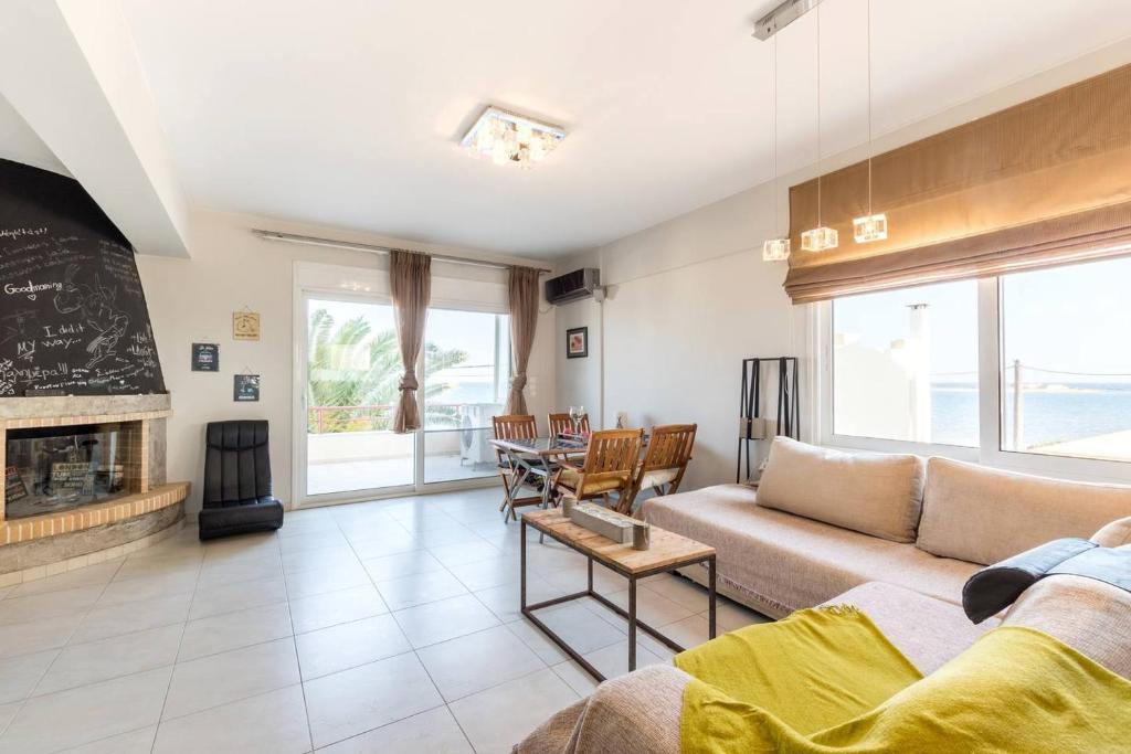 Savvas Surf House — sea-view beachfront apartment in Artemida, Greece