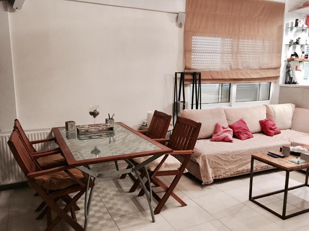 Savvas Surf House — sea-view beachfront apartment in Artemida, Greece