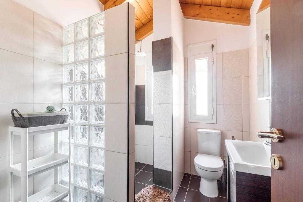 Savvas Surf House — sea-view beachfront apartment in Artemida, Greece