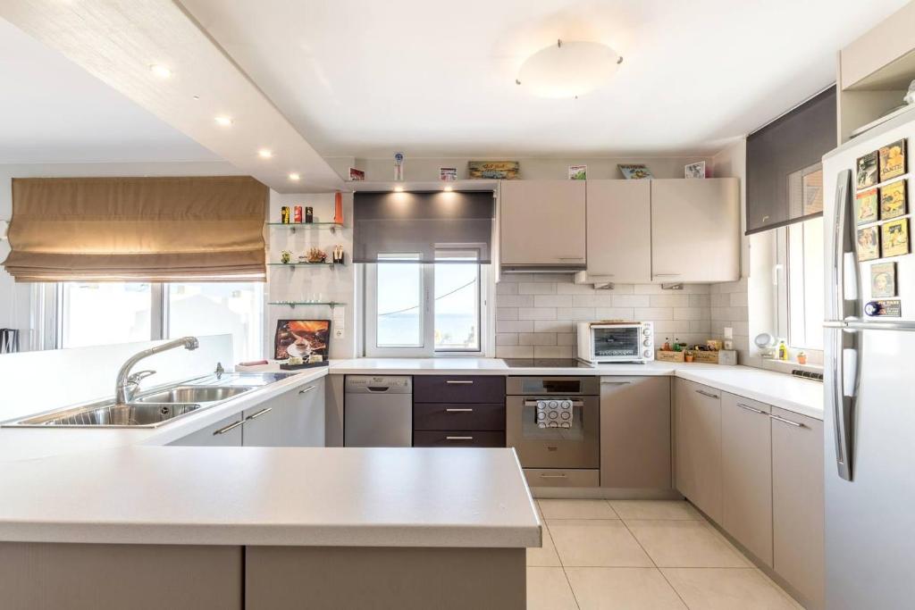 Savvas Surf House — sea-view beachfront apartment in Artemida, Greece