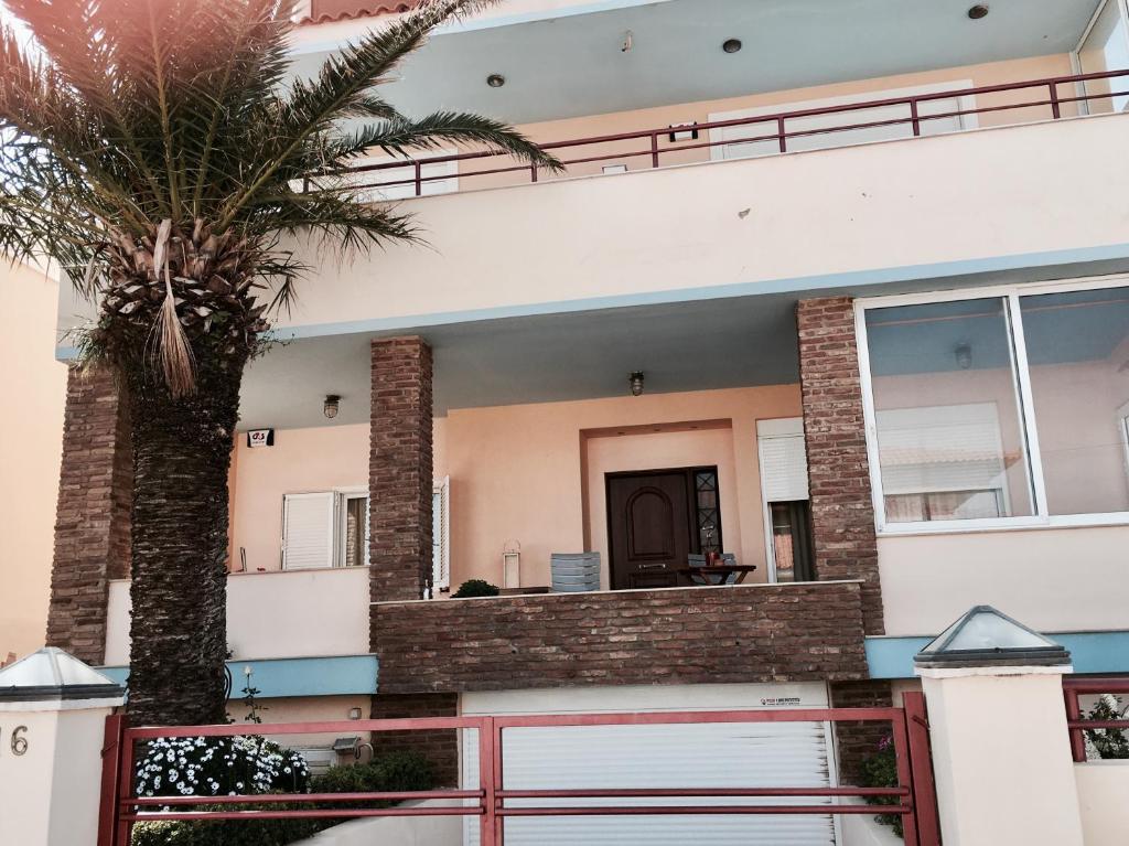 Savvas Surf House — sea-view beachfront apartment in Artemida, Greece
