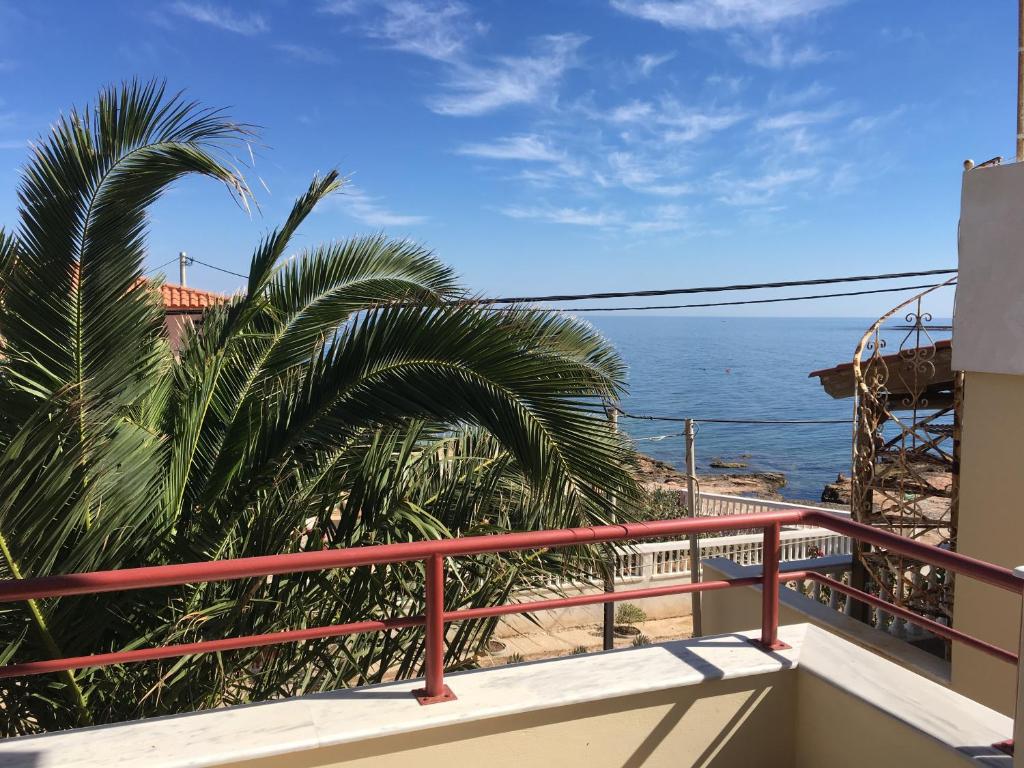 Savvas Surf House — sea-view beachfront apartment in Artemida, Greece