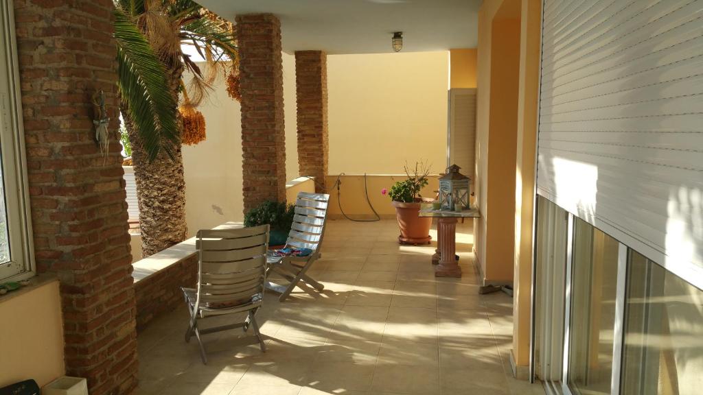 Surf House — sea-view beachfront apartment in Artemida, Greece